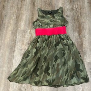 Adorable Sleeveless Zunie girls size 10 camo dress with pink waistband.